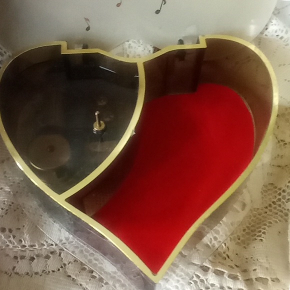 Vintage Yap's Hong Kong clear plastic music box with beautiful heart top. - Picture 4 of 8